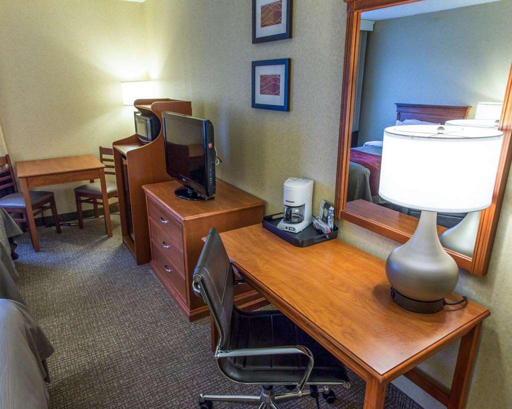 Quality Inn I-25 Pueblo Room photo